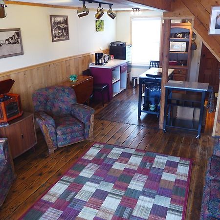 Отель Mountain Thyme Getaway Barkerville Экстерьер фото